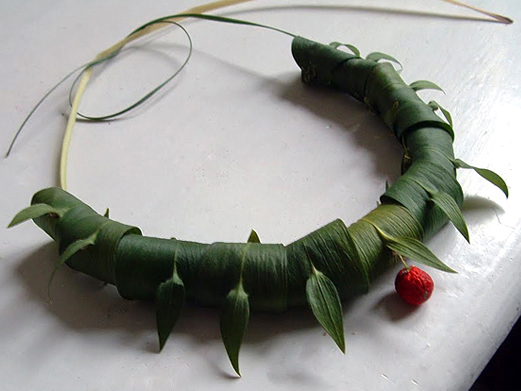 Ceca Georgieva es una artista textil que trabaja el arte de la naturaleza. Collares, pulseras, gargantillas... realizadas con hojas, semillas y bayas naturales. Hasta una brizna de hierba puede ser tratada para realizar un precioso adorno corporal.